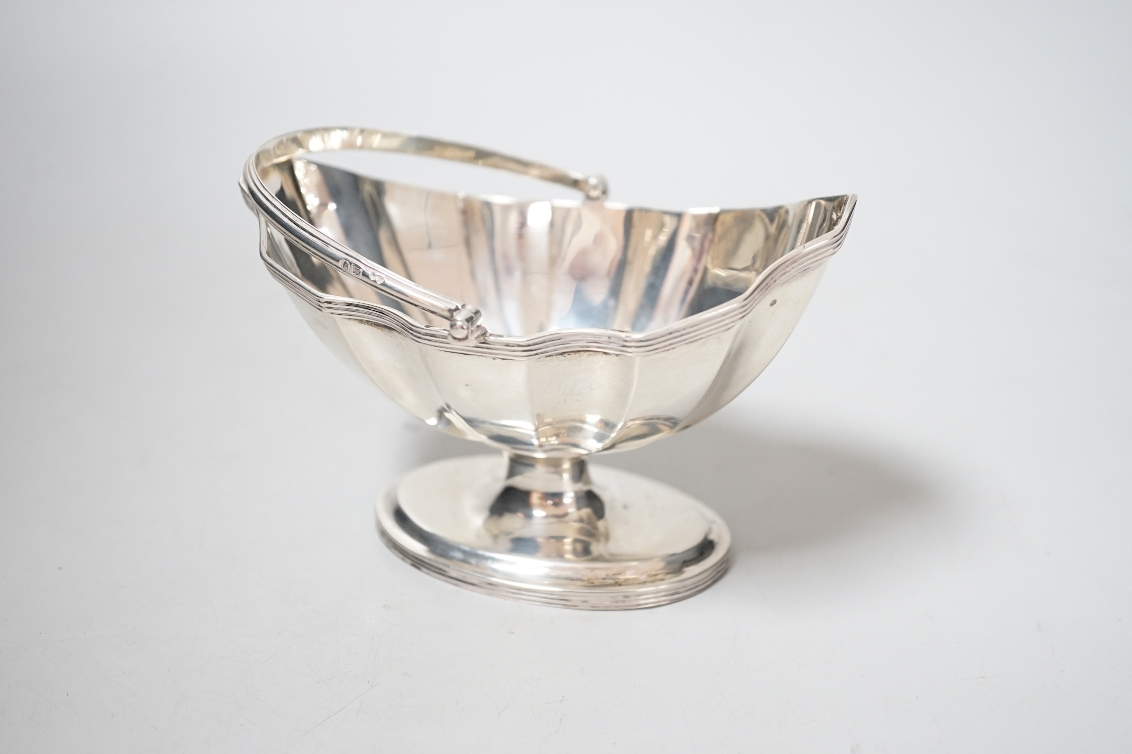 An Edwardian silver boat shaped sugar basket, Charles Stuart Harris & Sons, London, 1907, length 13.4cm, 4.3oz.
